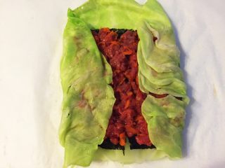 12、清蒸牛肉海苔包菜卷 南瓜蘑菇汤,把菜叶两边叠起，并卷起