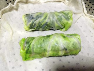 13、清蒸牛肉海苔包菜卷 南瓜蘑菇汤,冷水入蒸锅，蒸15分钟左右，取出。
