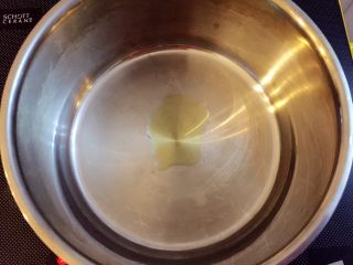 15、清蒸牛肉海苔包菜卷 南瓜蘑菇汤,取一个小汤锅，加入少许橄榄油