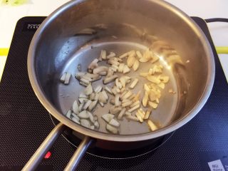 16、清蒸牛肉海苔包菜卷 南瓜蘑菇汤,加入蘑菇丁炒1分钟左右
