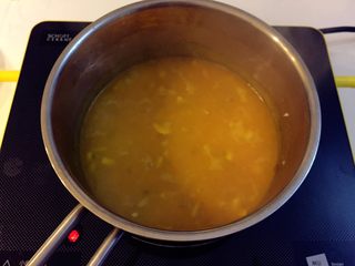 17、清蒸牛肉海苔包菜卷 南瓜蘑菇汤,倒入步骤5中的南瓜泥，稍稍加热搅拌均匀，即可倒入盘中。