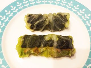 18、清蒸牛肉海苔包菜卷 南瓜蘑菇汤,把蒸好的卷心菜卷切段备用