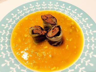 19、清蒸牛肉海苔包菜卷 南瓜蘑菇汤,放到南瓜蘑菇汤上即可