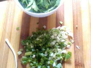 2、杂酱酸辣粉,香菜、小葱切成细末待用。