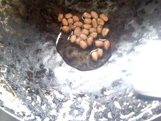 4、杂酱酸辣粉,锅里放油下如花生米和黄豆炒香。