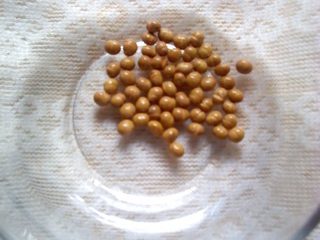 5、杂酱酸辣粉,炸花生剩下的油烧热下入肉末煸炒变色。