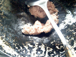 6、杂酱酸辣粉,煸炒变色的肉末加入五香粉,生抽继续煸炒。