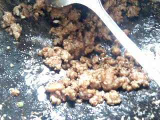 8、杂酱酸辣粉,加入一勺甜面酱,和适量的清水,小火翻炒入味