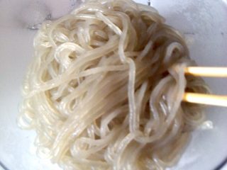 12、杂酱酸辣粉,化开的麻辣烫佐料倒入装红薯粉的碗里