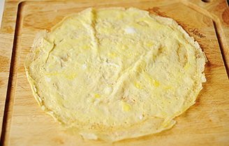 1、小花寿司,一个鸡蛋打散，放入加了一丁点油的不粘锅里摊成饼，取出晾凉；