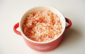 2、小花寿司,温热的米饭取一半的量，加入鱼籽、白芝麻和少量香油，拌匀待用；