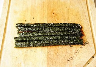 7、小花寿司,依次做好五个小寿司，成为五瓣花瓣；