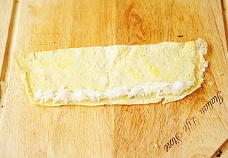 8、小花寿司,晾凉的蛋皮放入少许白米饭；