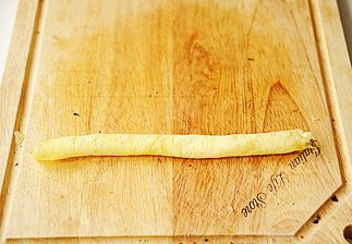 9、小花寿司,用手卷成卷，大小要能让五瓣花瓣围绕住；