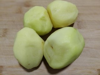1、酸辣土豆丝,土豆去皮洗干净。