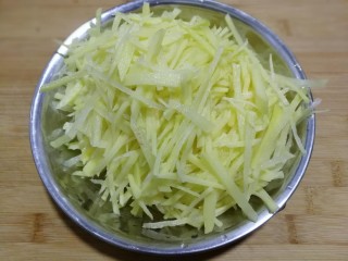 6、酸辣土豆丝,洗好后捞出淋干水。