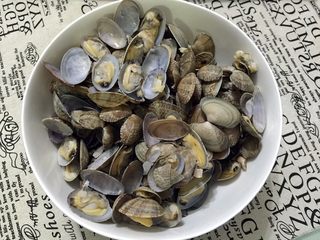 4、辣炒花蚬子,捞出后用温水洗净。