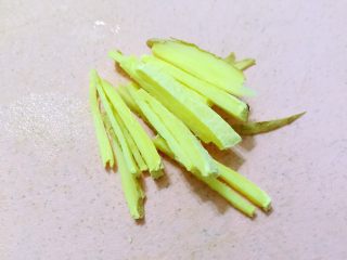 6、辣炒花蚬子,生姜切丝。