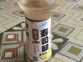 2、寿司????????????  紫菜包饭,将少许的寿司醋放入米饭中，拌匀。