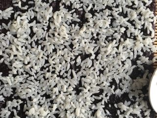 6、寿司????????????  紫菜包饭,将米饭均匀的铺满到海苔上，注意一定要薄些，不然包好后太厚不美观。另外边缘处一定要多铺均匀，不然没有粘性，是包不住的哦