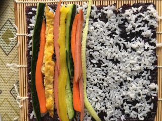 7、寿司????????????  紫菜包饭,将所有配料平整的放在海苔上面 不要放过多