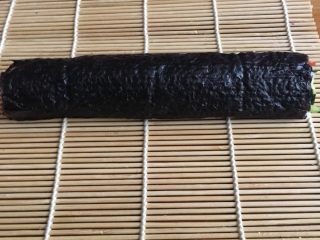 8、寿司????????????  紫菜包饭,用小竹帘卷起  要紧一些哦！这样美观又好切
