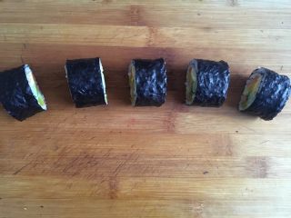 9、寿司????????????  紫菜包饭,切成适当小段！