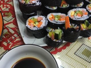 13、寿司????????????  紫菜包饭,将酱油和少许芥末放在一起，搅拌均匀。以备蘸料美美的开动吧～????????????