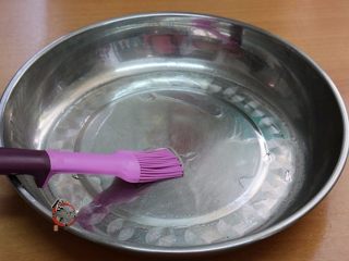 9、咸香粤式萝卜糕,不锈钢蒸盆内涂抹一层食用油，