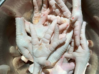 1、百香果柠檬鸡爪,鸡爪洗净去指甲