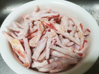 2、百香果柠檬鸡爪,斜刀一分为二，这样可以快速入味