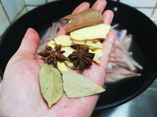 3、百香果柠檬鸡爪,鸡爪洗净后冷水下锅，放入八角，香叶，桂皮，姜片，再倒些料酒