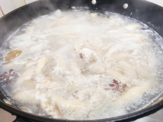 4、百香果柠檬鸡爪,水开后大火煮八分钟，撇去浮沫