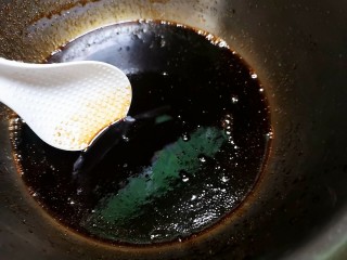 7、百香果柠檬鸡爪,生抽，老抽，醋，白糖，花椒油，盐，放入盘中搅拌均匀