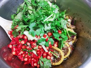 9、百香果柠檬鸡爪,加入小米椒，芹菜，香菜，搅拌均匀，可以多搅拌一下，确保白糖都融化了