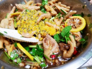 10、百香果柠檬鸡爪,倒入饮用水和鸡爪，放入百香果，搅拌均匀