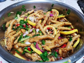 11、百香果柠檬鸡爪,盖上保鲜膜放入冰箱冷藏四个小时以上，