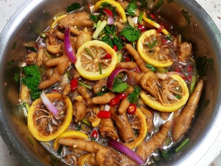 12、百香果柠檬鸡爪,冷藏三个小时后可以把柠檬片夹出，以免发苦，有时候冷藏过夜也是没问题的