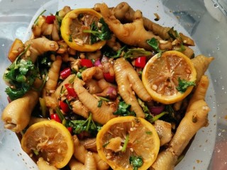 13、百香果柠檬鸡爪,入味了颜色也变深了