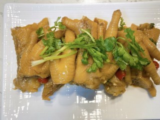 14、百香果柠檬鸡爪,家里有客人还可以夹出摆好盘，好吃又好看