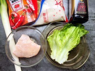 1、黑酱油+鸡肉酱肉丝,准备材料如图。