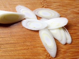 2、黑酱油+鸡肉酱肉丝,将大葱切成如图薄片。