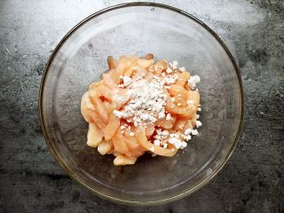 3、黑酱油+鸡肉酱肉丝,鸡肉切丝加入适量淀粉拌匀。