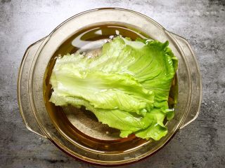 4、黑酱油+鸡肉酱肉丝,生菜洗净用盐水泡一会儿杀菌。