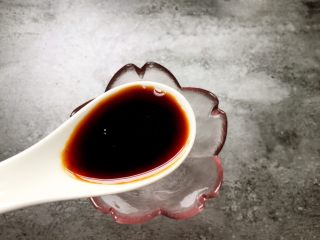 5、黑酱油+鸡肉酱肉丝,另取空碗，加入两勺生抽、一勺白糖、一勺番茄辣酱、一勺淀粉、一勺清水拌匀。