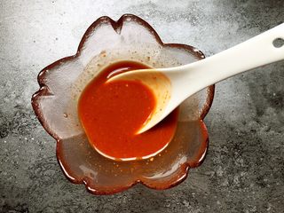 6、黑酱油+鸡肉酱肉丝,要充分搅拌至淀粉融合。