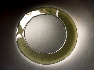 7、黑酱油+鸡肉酱肉丝,热锅倒油烧至八成热。