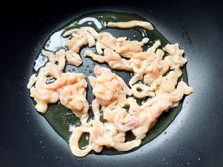 8、黑酱油+鸡肉酱肉丝,放入鸡肉丝翻炒变色。