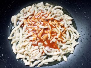 9、黑酱油+鸡肉酱肉丝,倒入酱汁翻炒一分钟即可出锅。