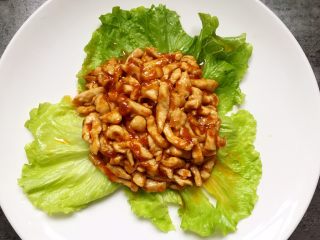 11、黑酱油+鸡肉酱肉丝,铲入酱肉丝。